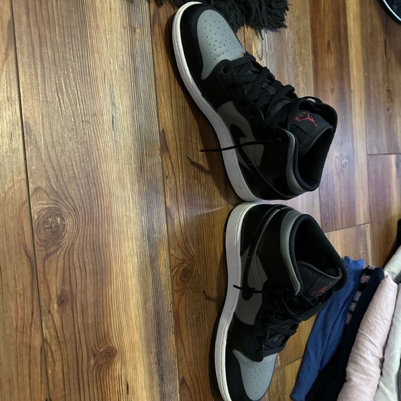 Jordan 1s shadow red - Picture 2 of 3